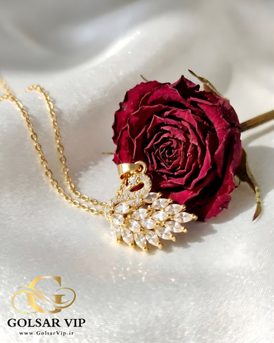 گردنبند طلاووس رنگ ثابت و ضد حساسیت آلیاژ استیل با آبکاری طلا کیفیت بالا